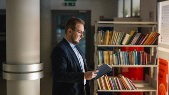 Psychologia polityki i komunikacja w kampaniach wyborczych | Studia podyplomowe w Łodzi | Uniwersytet WSB Merito Łódź: uczestnik mba w bibliotece w Toruniu czyta ksiazke