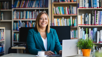 Nowoczesne przywództwo w biznesie | Studia podyplomowe w Łodzi | Uniwersytet WSB Merito Łódź: uczestniczka mba przy komputerze przy stole