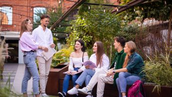 Doradca w procesie sukcesji | Studia podyplomowe w Łodzi | Uniwersytet WSB Merito Łódź: Grupa studentów spotyka się po zajęciach na uczelni