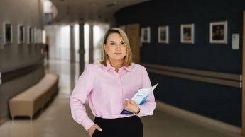 Master of Business Administration | Studia MBA w Łodzi | Uniwersytet WSB Merito Łódź: kobieta uczestniczka mba stoi na korytarzu 