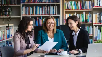 MBA Zarządzanie w podmiotach leczniczych | Studia MBA w Łodzi | Uniwersytet WSB Merito Łódź: trzy panie w bilbiotece mba 