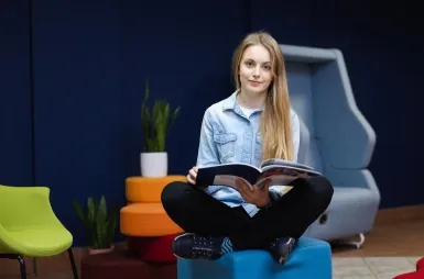 Nasz kampus | Uniwersytet WSB Merito Łódź: Łódź - strefa relaksu - studentka Uniwersytetu WSB Merito Łódź