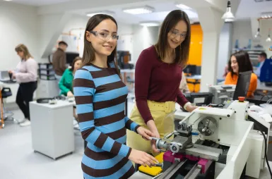 Organizacje i koła naukowe | Uniwersytet WSB Merito Łódź: Dwie studentki pracują przy maszynie