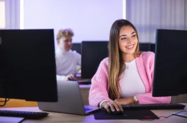 Nasz kampus | Uniwersytet WSB Merito Łódź: Studentka Uniwersytetu WSB Merito Łódź