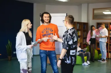 Biblioteka | Uniwersytet WSB Merito Łódź: Główne zdjęcie - Łódź - Biblioteka - grupa studentów