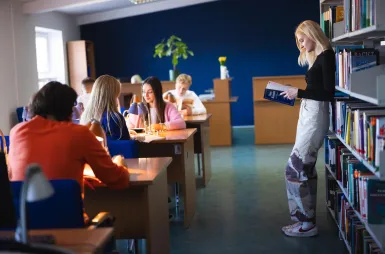 Biblioteka | Uniwersytet WSB Merito Łódź: Główne zdjęcie - Łódź - Biblioteka - grupa studentów