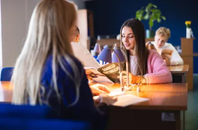 Biblioteka | Uniwersytet WSB Merito Łódź: Główne zdjęcie - Łódź - Biblioteka - grupa studentów