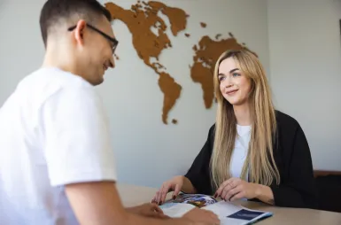 ABC studenta | Uniwersytet WSB Merito Łódź: Studenci Uniwersytetu WSB Merito w Łodzi rozmawiają nad ofertą studiów