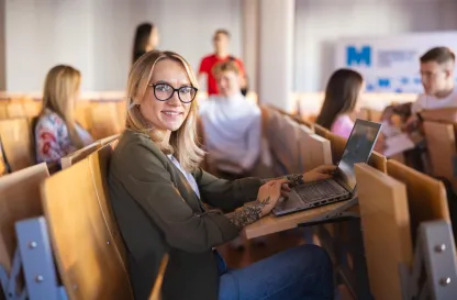 Aktualności | Uniwersytet WSB Merito Łódź: Studentka przygotowuje się na zajęcia na Uniwersytecie WSB Merito w Łodzi