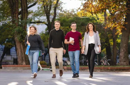 Aktualności | Uniwersytet WSB Merito Łódź: 4 studentów Uniwersytetu WSB Merito w Łodzi w wesołej atmosferze idzie przez park