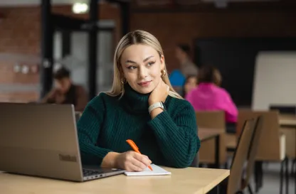 Aktualności | Uniwersytet WSB Merito Łódź: Kobieta patrząca się przez okno