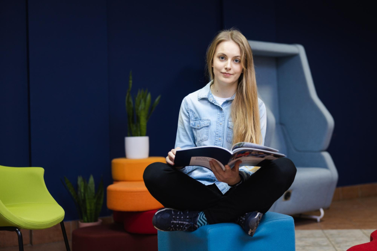 Zarządzanie zespołami rozproszonymi | Studia podyplomowe w Łodzi | Uniwersytet WSB Merito Łódź: Łódź - strefa relaksu - studentka Uniwersytetu WSB Merito Łódź