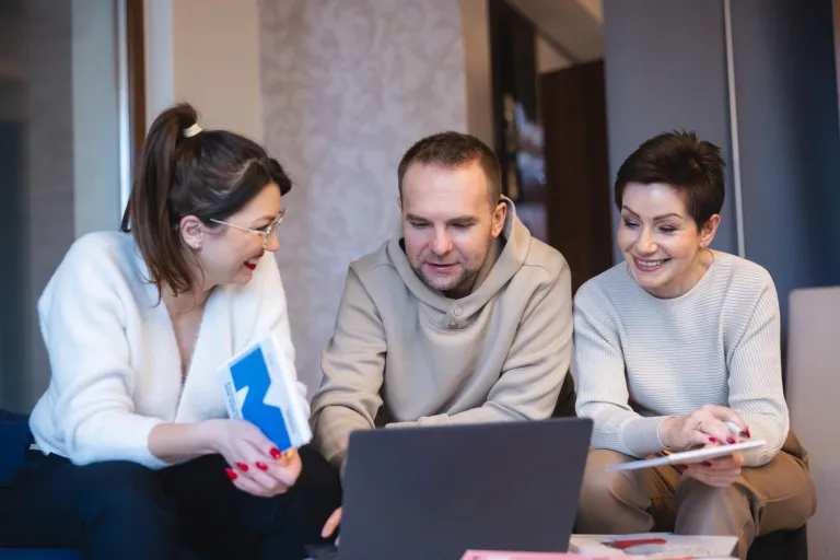 Stypendia i zniżki | Uniwersytet WSB Merito Łódź: Trójka studentów uczy się wspólnie przy laptopie na Uniwersytecie WSB Merito w Łodzi