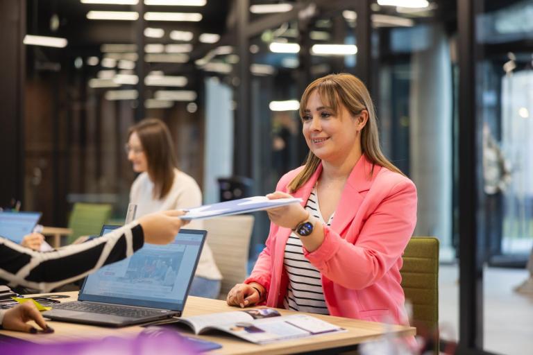 Analiza danych – Data Science z elementami AI | Studia podyplomowe w Łodzi | Uniwersytet WSB Merito Łódź: Dziewczyna składa dokumenty na Uniwersytecie WSB Merito w Łodzi