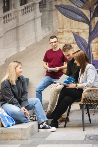 Wyniki wyszukiwania | Uniwersytet WSB Merito Łódź: Uczniowie spędzają czas wolny na świeżym powietrzu przy budynku Uniwersytetu WSB Merito w Łodzi