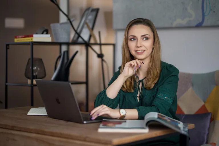 Cyfrowy uniwersytet | Uniwersytet WSB Merito Łódź: Studentka Uniwersytetu WSB Merito Łódź