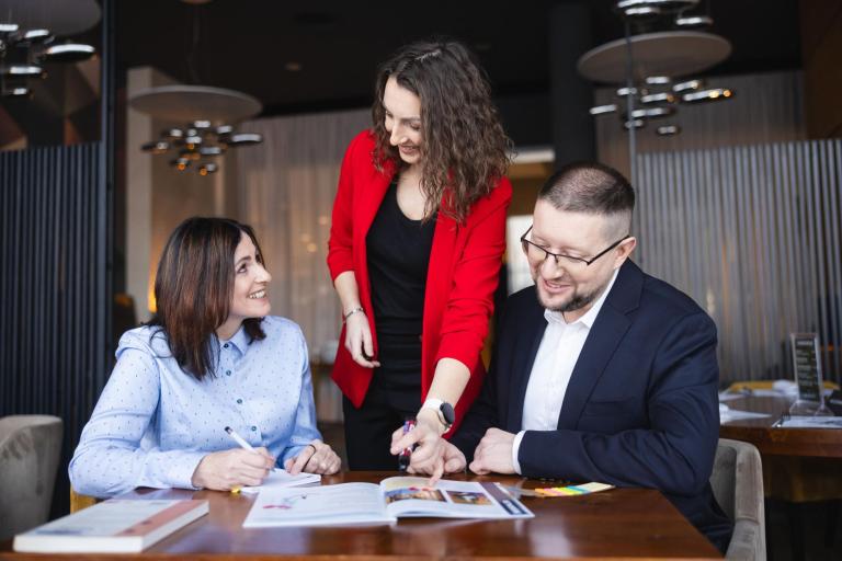 Zniżki i dofinansowania | Uniwersytet WSB Merito Łódź: Studenci wspólnie przeglądają katalog Uniwersytetu WSB Merito w Łodzi