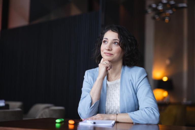 Zniżki i dofinansowania | Uniwersytet WSB Merito Łódź: Studentka Uniwersytetu WSB Merito w Łodzi zastanawia się w kawiarni