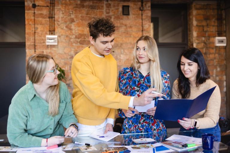 Zasady rekrutacji | Uniwersytet WSB Merito Łódź: Uczniowie Uniwersytetu WSB Merito pracują wspólnie nad projektem