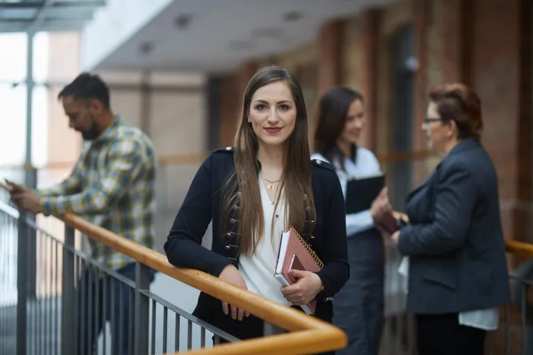 Zniżki i dofinansowania | Uniwersytet WSB Merito Łódź: Studentka Uniwersytetu WSB Merito w Łodzi idzie na zajęcia