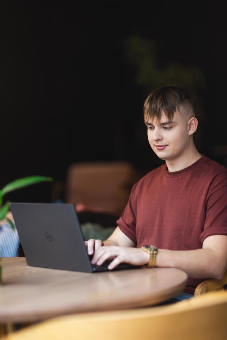 Nowoczesna Bankowość i Ubezpieczenia | Studia I stopnia w Łodzi | Uniwersytet WSB Merito Łódź: Student Uniwersytetu WSB Merito uczy się.