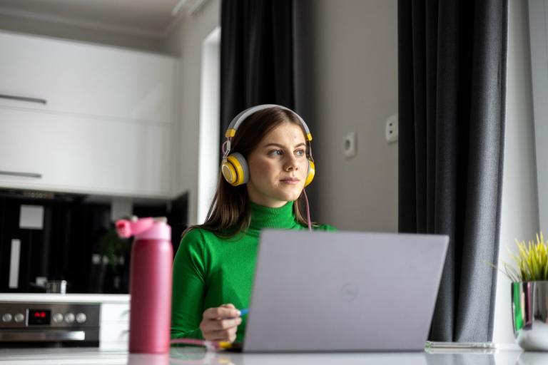 Finanse Małych i Średnich Przedsiębiorstw | Studia I stopnia w Łodzi | Uniwersytet WSB Merito Łódź: Studentka Uniwersytetu WSB Merito uczy się.