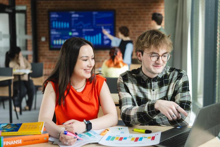 Finanse Małych i Średnich Przedsiębiorstw | Studia I stopnia w Łodzi | Uniwersytet WSB Merito Łódź: Studenci Uniwersytetu WSB Merito pracują wspólnie nad projektem.