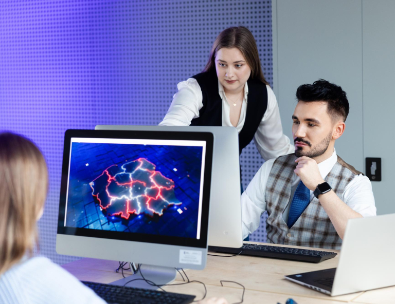 Logistyka i inżynieria produkcji | Studia I stopnia w Łodzi | Uniwersytet WSB Merito Łódź: Dwóch studentów pracuje wspólnie przy komputerze na Uniwersytecie WSB Merito w Łodzi