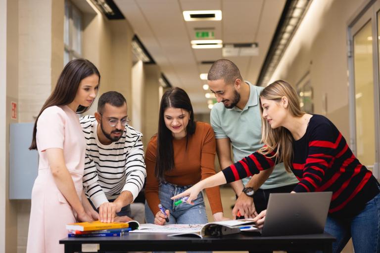 Bezpieczeństwo cyberprzestrzeni i ochrona danych | Studia I stopnia w Łodzi | Uniwersytet WSB Merito Łódź: Studenci pracują nad wspólnym projektem na Uniwersytecie WSB Merito w Łodzi