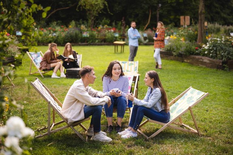 Projektowanie marki i wizerunku firmy | Studia I stopnia w Łodzi | Uniwersytet WSB Merito Łódź: Studenci Uniwersytetu WSB Merito w Łodzi spędzają swój czas wolny w parku.