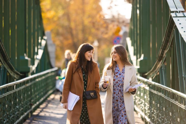 Projektowanie UX I UI | Studia I stopnia w Łodzi | Uniwersytet WSB Merito Łódź: Studentki Uniwersytetu WSB Merito w Łodzi rozmawiają w parku.