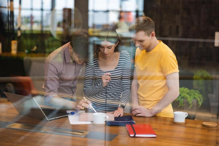 Projektowanie UX I UI | Studia I stopnia w Łodzi | Uniwersytet WSB Merito Łódź: Studenci pracują nad wspólnym projektem na Uniwersytecie WSB Merito w Łodzi