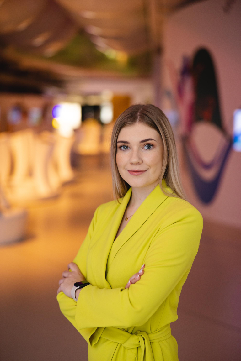 Nowe media | Studia I stopnia w Łodzi | Uniwersytet WSB Merito Łódź: Studentka Uniwersytetu WSB Merito w Łodzi pozuje do zdjęcia.