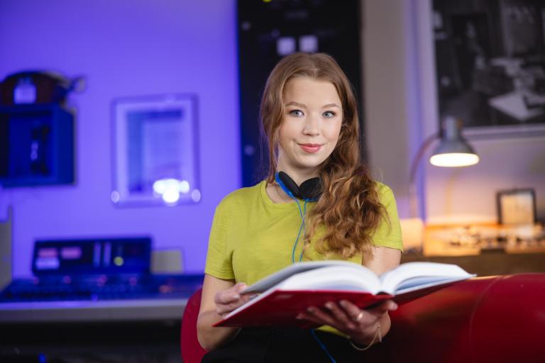 Programista Python Developer | Studia podyplomowe w Łodzi | Uniwersytet WSB Merito Łódź: Studentka Uniwersytetu WSB Merito w Łodzi czyta książkę.