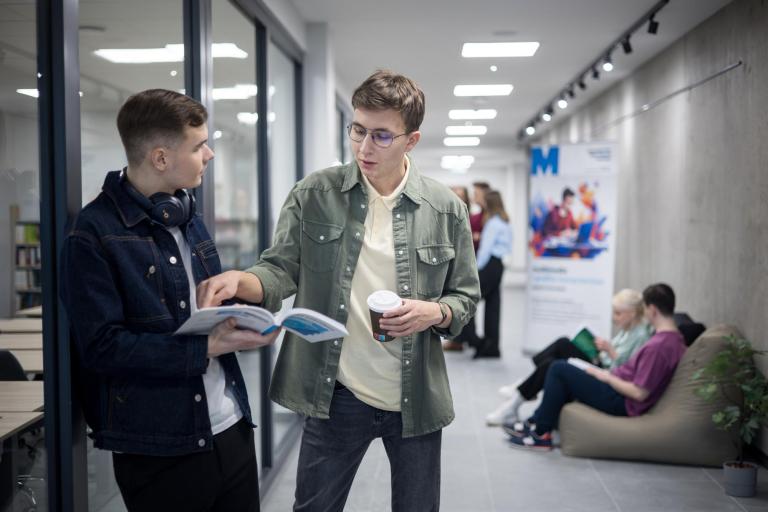 Menedżer marketingu i sprzedaży | Studia II stopnia ze studiami podyplomowymi  | Uniwersytet WSB Merito Łódź: Studenci Uniwersytetu WSB Merito w Łodzi pracują wspólnie nad projektem.