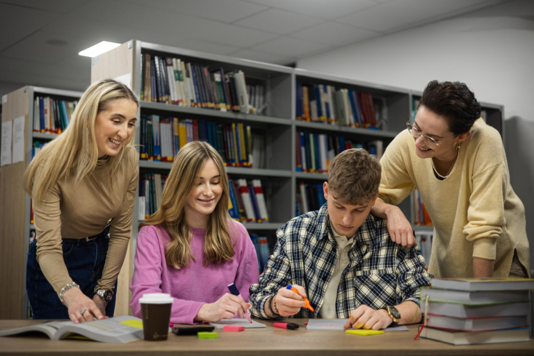 Psychologia w zarządzaniu | Studia I stopnia w Łodzi | Uniwersytet WSB Merito Łódź: Studenci Uniwersytetu WSB Merito w Łodzi pracują wspólnie nad projektem.
