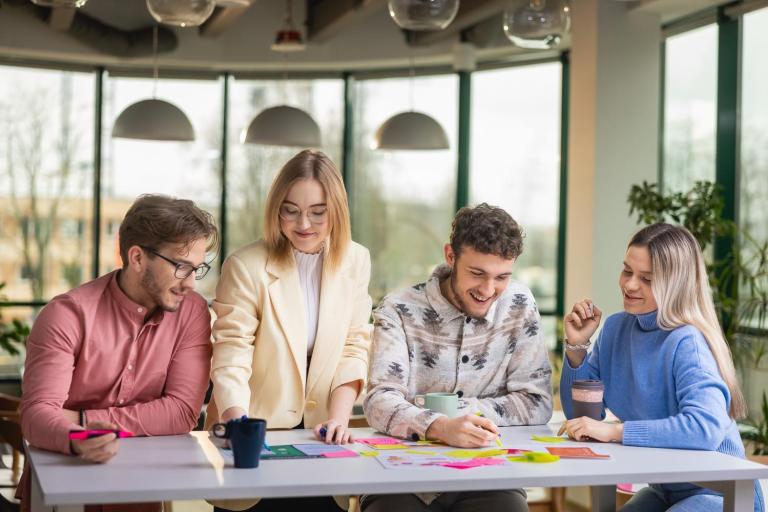 Zarządzanie jakością w branży automotive | Studia podyplomowe w Łodzi | Uniwersytet WSB Merito Łódź: Studenci Uniwersytetu WSB Merito w Łodzi pracują wspólnie nad projektem.