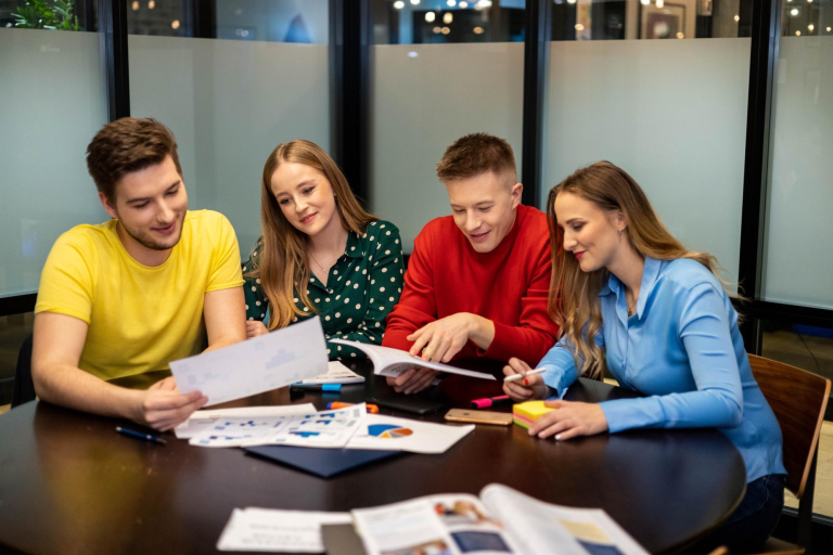 Projektowanie komunikacji i doświadczeń marki | Studia II stopnia ze studiami podyplomowymi  | Uniwersytet WSB Merito Łódź: Czworo studentów uczy się z książek i notatek.