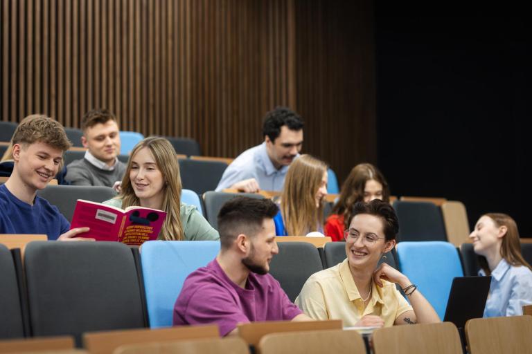 Nowoczesne usługi księgowe dla firm | Studia I stopnia w Łodzi | Uniwersytet WSB Merito Łódź: Studenci Uniwersytetu WSB Merito przygotowują się do zajęć.