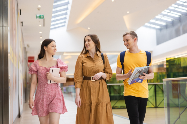 Zarządzanie i kontrola w podmiotach leczniczych | Studia podyplomowe w Łodzi | Uniwersytet WSB Merito Łódź: Trójka studentów przechadza się po galerii handlowej.