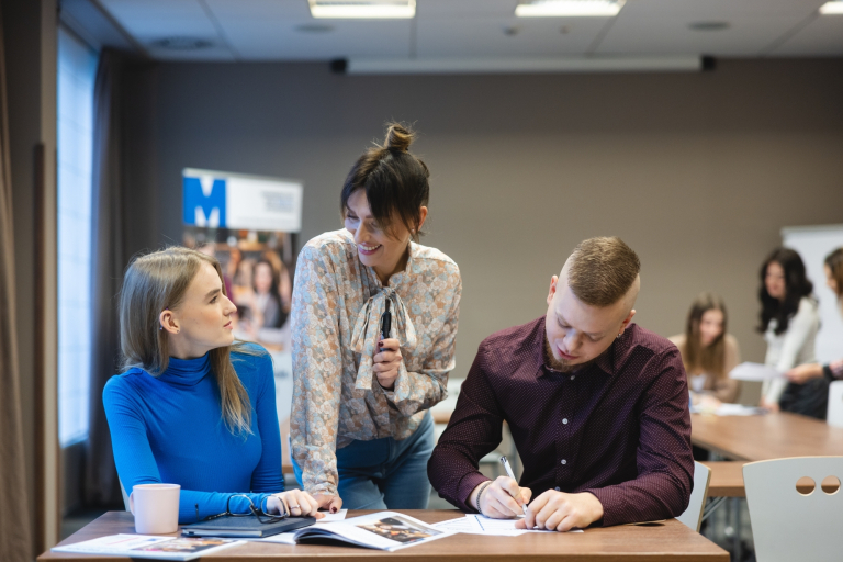 Administracja bezpieczeństwa publicznego | Studia I stopnia w Łodzi | Uniwersytet WSB Merito Łódź: Studenci Uniwersytetu WSB Merito w Łodzi pracują wspólnie nad projektem.