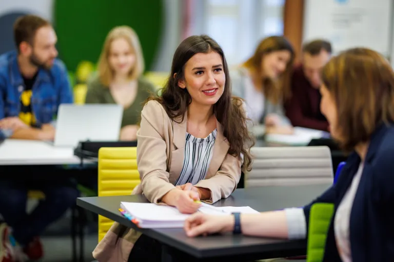 Administracja bezpieczeństwa publicznego | Studia II stopnia w Łodzi | Uniwersytet WSB Merito Łódź: Studenci Uniwersytetu WSB Merito w Łodzi pracują wspólnie nad projektem.
