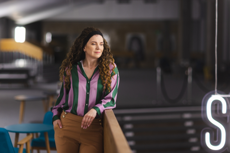 Ochrona ludności i obrona cywilna | Studia II stopnia ze studiami podyplomowymi  | Uniwersytet WSB Merito Łódź:  Studentka Uniwersytetu WSB Merito w Łodzi pozuje do zdjęcia.