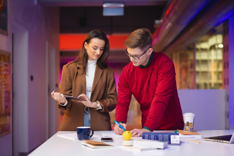 Zarządzanie w administracji publicznej | Studia II stopnia ze studiami podyplomowymi  | Uniwersytet WSB Merito Łódź: Studenci Uniwersytetu WSB Merito w Łodzi pracują wspólnie nad projektem.