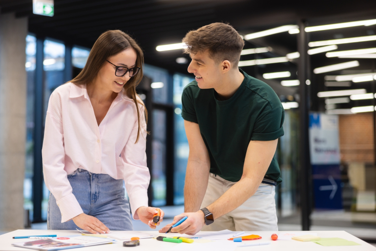 Służby mundurowe w systemie bezpieczeństwa państwa | Studia II stopnia ze studiami podyplomowymi  | Uniwersytet WSB Merito Łódź: Studenci Uniwersytetu WSB Merito w Łodzi pracują wspólnie nad projektem.