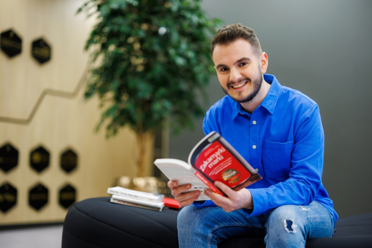 Prawo nowoczesnych technologii i cyberbezpieczeństwo | Studia II stopnia ze studiami podyplomowymi  | Uniwersytet WSB Merito Łódź: Student Uniwersytetu WSB Merito w Łodzi pozuje do zdjęcia.