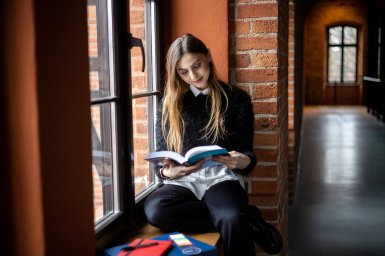 Służby mundurowe w systemie bezpieczeństwa państwa | Studia II stopnia ze studiami podyplomowymi  | Uniwersytet WSB Merito Łódź: Student Uniwersytetu WSB Merito w Łodzi uczy się.