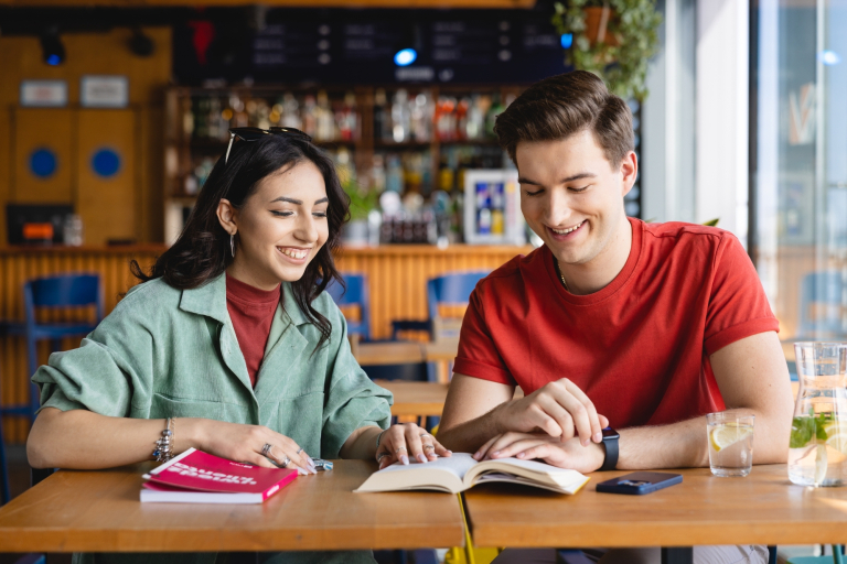 Finanse i Rachunkowość, studia Ii stopnia, magisterskie: Studenci Uniwersytetu WSB Merito w Łodzi pracują wspólnie nad projektem.