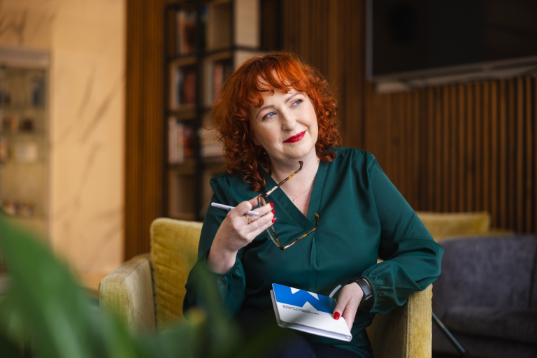 Bankowość i finanse cyfrowe | Studia II stopnia ze studiami podyplomowymi  | Uniwersytet WSB Merito Łódź: Studentka Uniwersytetu WSB Merito w Łodzi pozuje do zdjęcia.