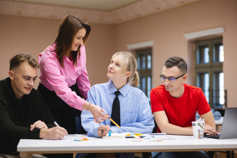 Rachunkowość przedsiębiorstw i kontrola finansowa | Studia II stopnia ze studiami podyplomowymi  | Uniwersytet WSB Merito Łódź: Studenci Uniwersytetu WSB Merito w Łodzi pracują wspólnie nad projektem.